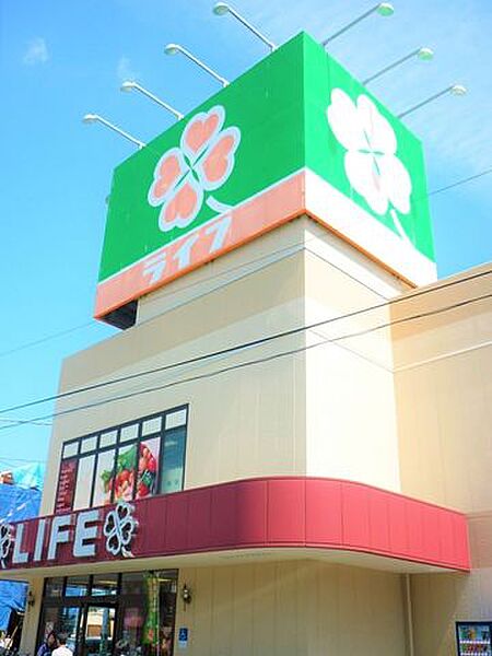 ライフ川崎御幸店 徒歩11分。生鮮食品や加工食品、飲料、日用品など幅広い商品を取り揃えるスーパーマーケット。毎日の食材から暮らしに必要なものまで身近で揃えることができ、日常のお買い物に便利な店舗です…