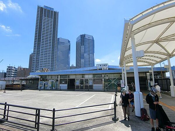 新川崎駅 徒歩13分　JR横須賀線・湘南新宿ラインが利用でき、都心や横浜方面へのアクセスも良好。鹿島田駅と歩行者デッキでつながり、再開発された街並みと商業施設が調和した、利便性の高いエリアです…