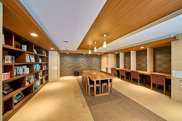 木質感を活かした落ち着きのある共有ライブラリー。洗練されたモダンな空間で、読書や仕事、ひと息つきたいときにも心地よく過ごせる、暮らしに寄り添う共用スペースです。