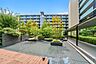 その他：緑の潤いと水辺のきらめきが心地よく調和する共有庭園。都会の喧騒を忘れさせる穏やかな景色が広がり、日常の中で自然を感じながら、ゆったりとした時間を過ごせる憩いの空間です。