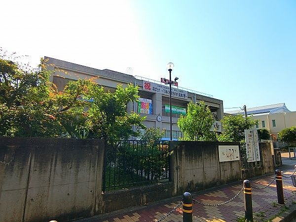 川崎市立高津中学校 地域に根差した市立中学校。毎日の通学を身近で支える教育環境が整い、子どもたちが安心して学校生活を送れる、暮らしにうれしい住環境です。 930m