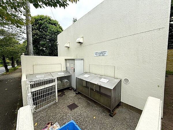 整理の行き届いたゴミ置き場。日頃の管理の良さが伺えます。