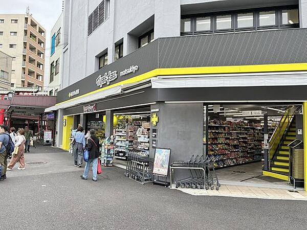 マツモトキヨシ 川崎大師駅前店 徒歩16分。医薬品や化粧品、日用品に加え、食品やお米まで幅広く揃うドラッグストア。調剤にも対応し、毎日の買い物から健康管理まで身近で支えてくれます。 1260m