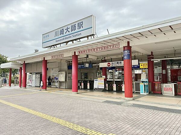 川崎大師駅 徒歩15分。川崎大師の門前町に位置する京急大師線「川崎大師」駅。参道へ続く街並みに歴史と賑わいが息づき、昔ながらの風情を感じながら暮らせる住環境です。 1200m
