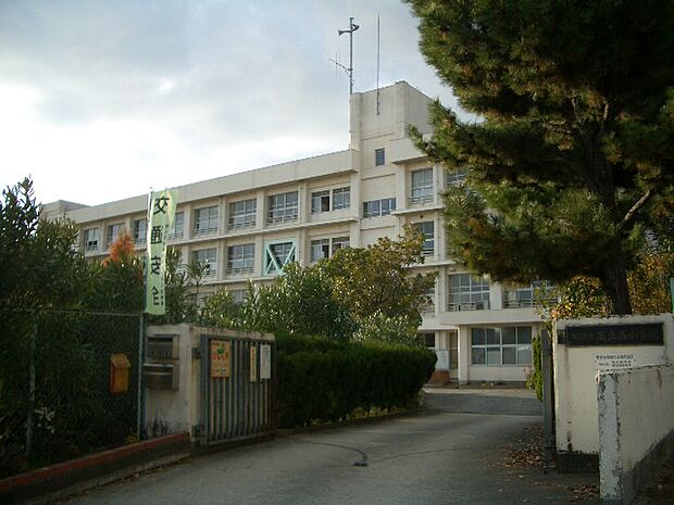 【小学校】高丘西小学校まで956m