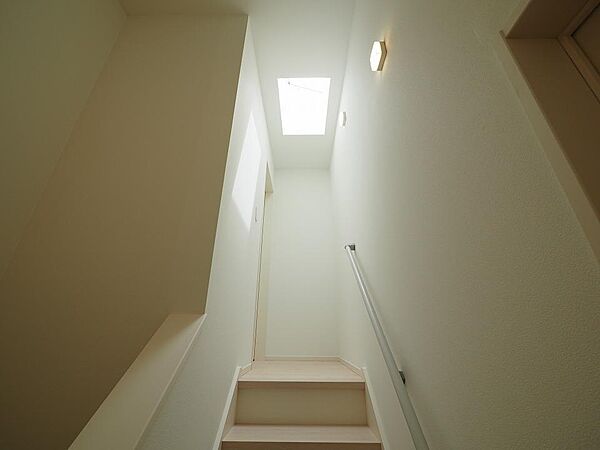 画像10:上部の天窓から自然の光が階段を明るく照らします