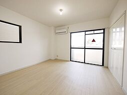 ラルン柏野 101 1階ワンルームのリビング/ダイニング