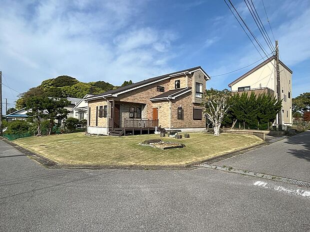 別荘地内でも特に高台の、眺望・風通しの良い区画にございます。北側（写真右手）は隣接ゴルフ場敷地となります。