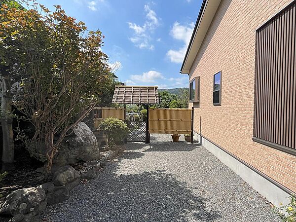 建物東側、庭木、庭石、砂利など手入れが行き届ております
