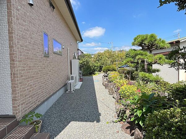 建物北側、庭木、庭石、砂利など手入れが行き届ております