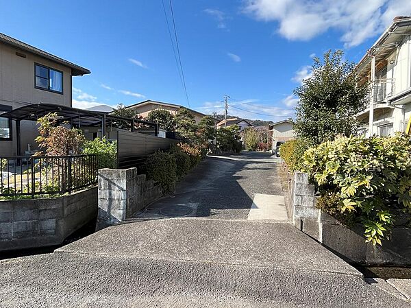 敷地入口、両端には手入れの行き届いた植栽が配置されております