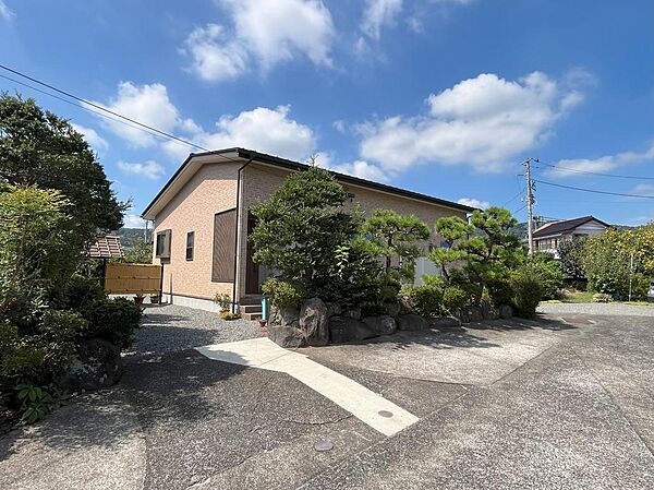 敷地面積872.94平米、駐車スペースは6～7台、約100坪の家庭菜園スペースがございます