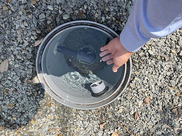井戸、冷たい水が湧き出ております