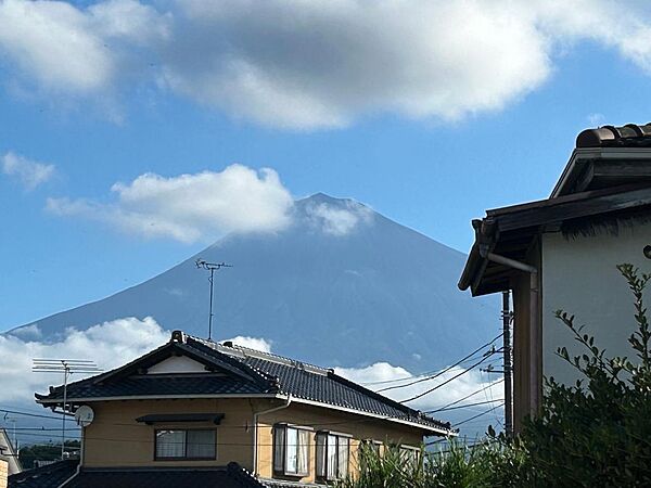 10帖洋室の窓からの眺望、天気のいい日には富士山が望めます