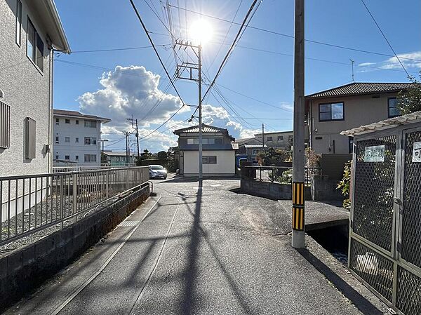 幅員4.1mの前面道路、閑静な住宅街