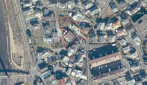 航空図、赤い線で囲まれた部分が敷地になります