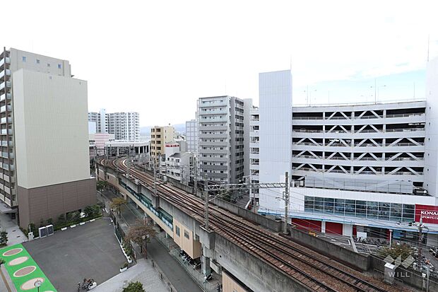 バルコニーからの眺め。川西市の市街地を堪能できます。［2022年10月8日撮影］