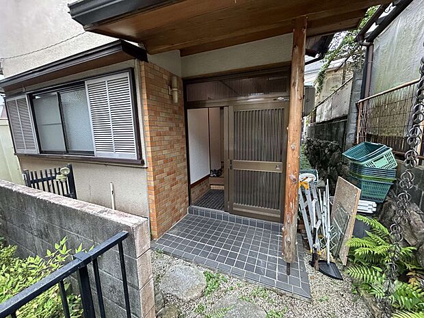 物件の玄関。日本家屋特有の風情のある玄関です。［2023年7月7日撮影］