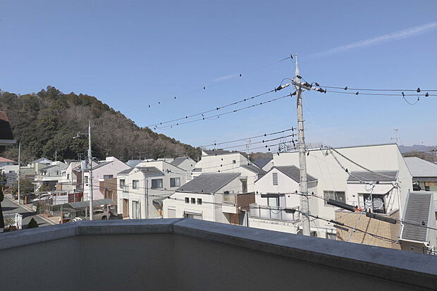 北側バルコニーからの眺め（北西方向）。綺麗な住宅街です。［2024年3月12日撮影］