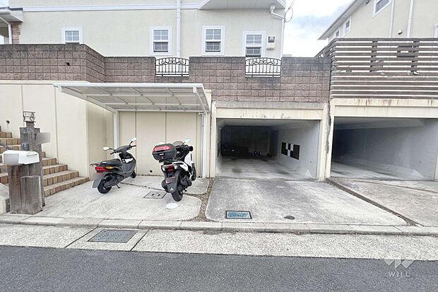 物件の駐車スペース。堀込車庫とカーポートがございます。［2024年2月4日撮影］