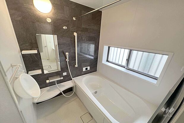 浴室。ベンチ型の浴槽になっているので半身浴も可能です。［2024年4月26日撮影］