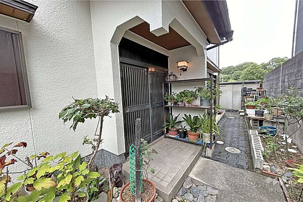 物件の玄関ポーチ［2024年10月27日撮影］