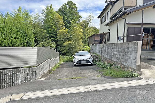 物件の南西側前面道路（南東側から）［2024年10月27日撮影］