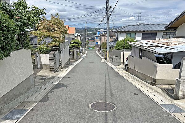 物件の南西側前面道路（北西側から）［2024年10月27日撮影］