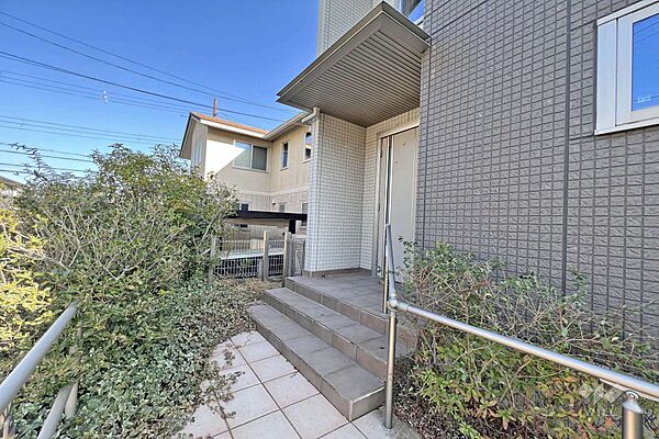 物件の玄関。玄関までのアプローチに階段や段差が少なく、ベビーカーなどをご利用のご家庭も使いやすい造りとなっています。