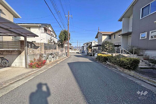 物件の北側前面道路（西側から）。前面道路が約6.3メートルあり、駐車しやすい。