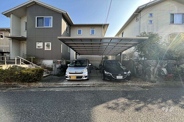 物件の駐車スペース。2台駐車可能です。屋根があるため雨の日でも濡れずに乗り降りできます。