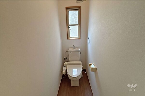【1階トイレ】クロス張替済み。窓付きで換気良好、手洗い付きで衛生的。快適に使える清潔感があります。