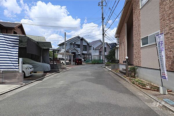 【前面道路】この周辺は一戸建てが立ち並ぶ、閑静な住宅街となっております。