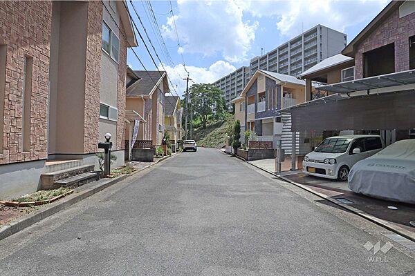 【前面道路】清和台小学校まで徒歩8分、阪急オアシス清和台店まで徒歩13分の距離にあります。