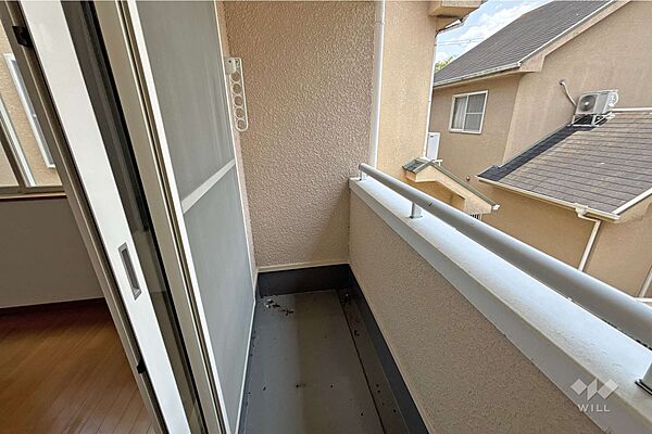 【南西側バルコニー】陽当たり良好な南西側バルコニーで、洗濯物もよく乾き開放感があります。