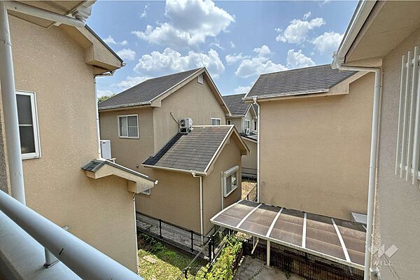 【バルコニーからの眺め（南方向）】陽当たり良好な明るく開放感ある景色が広がります。