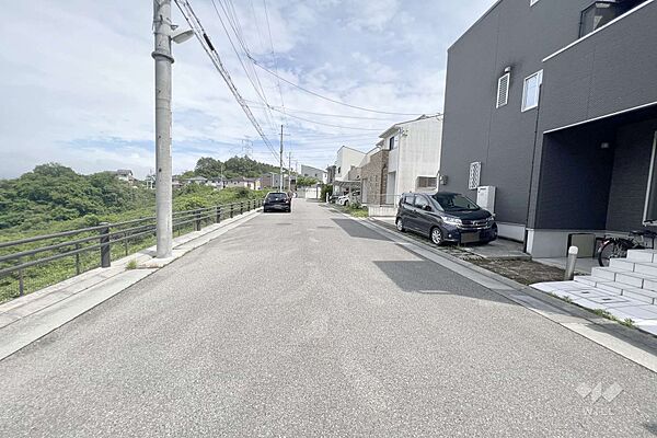 物件の北東側前面道路（北西側から）［2025年5月17日撮影］