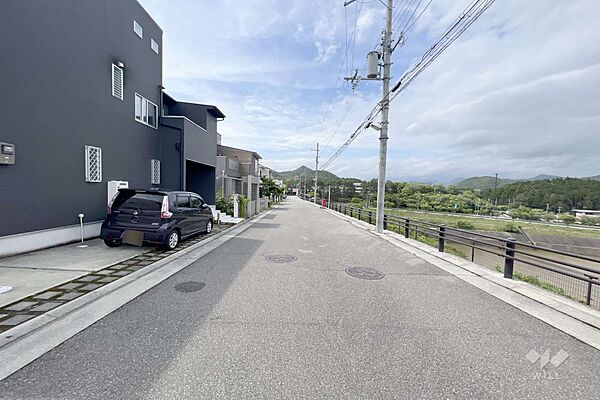 物件の北東側前面道路（南東側から）［2025年5月17日撮影］