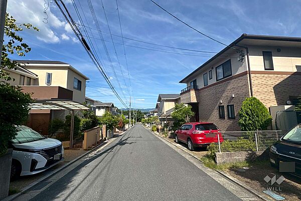 物件の北側前面道路（西側から）［2025年6月8日撮影］