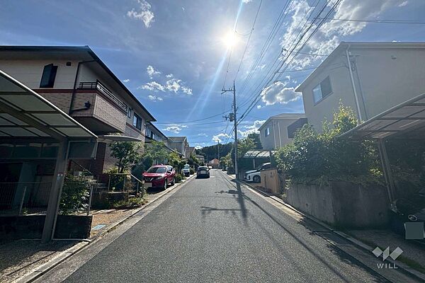 物件の北側前面道路（東側から）［2025年6月8日撮影］