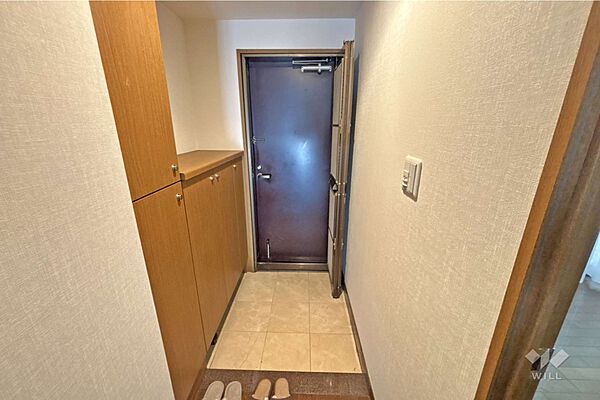 【玄関】玄関前は専用ポーチ付き。TVモニター付きインターホンあり。玄関横のシューズボックスが充実しております。靴が多い方でも十分に収納できそうです。