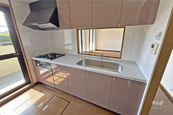 【キッチン】3口コンロで料理がはかどります。カウンターキッチンで家族の様子を見ながら家事ができます。