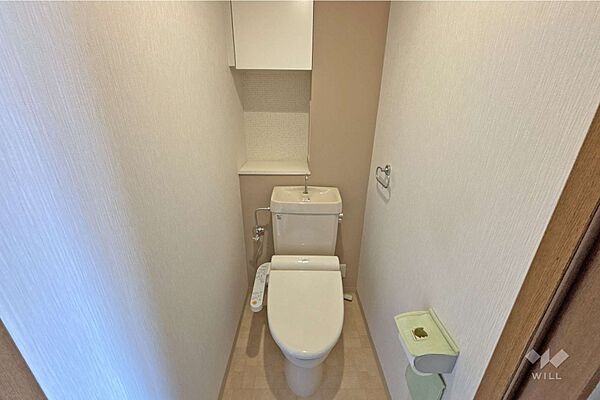 【トイレ】温水洗浄便座つきなので清潔を保てます。奥の棚には小物を置いてインテリアも楽しめます。