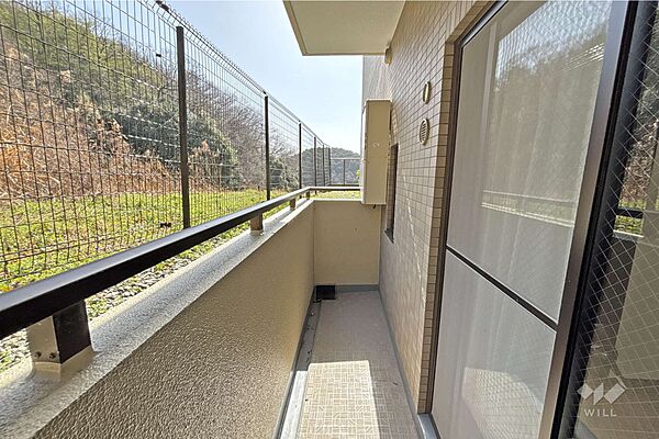 【バルコニー】東側洋室約5.0帖からのバルコニーです。東側は抜けているので日当たり良好です。