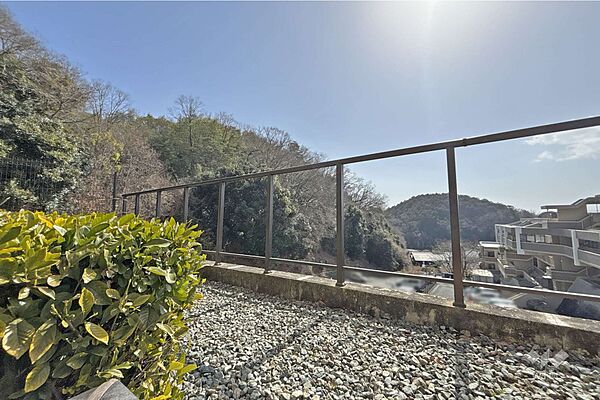 【バルコニーからの眺め・南東方向】周辺は低層の建物が中心の為、日当たりも良好です。前面道路の交通量が少ないため、窓を開けても静かです。