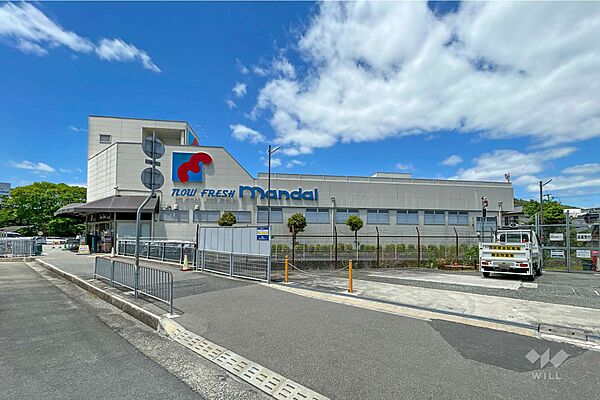 万代(多田店)の外観