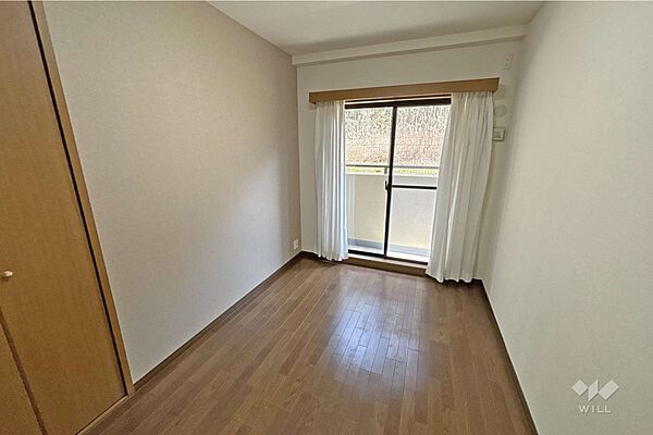 【洋室】5.0帖あるお部屋。子どもたちが成長してものびのびお部屋で過ごすことができます。