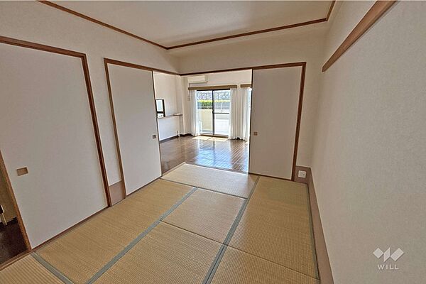 【和室】6.0帖の和室です。扉を開けるとLDKと一続きになるため、LDKを広く使えそうです。