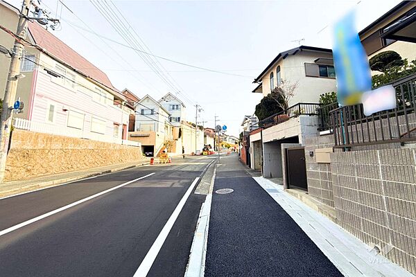 物件の東側前面道路（西側から）［2026年1月15日撮影］