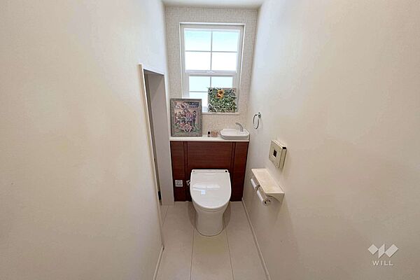 トイレ。階段下の収納もあるのでトイレットペーパーの収納に便利！［2024年6月29日撮影］